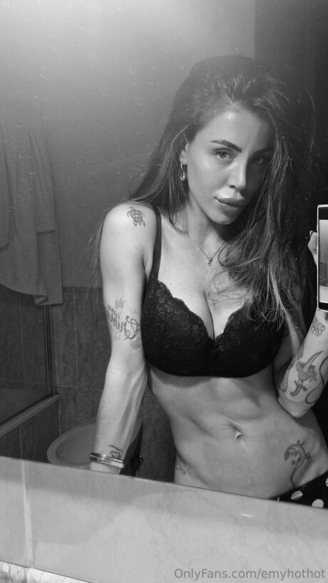 Emyhothot erotic actress img