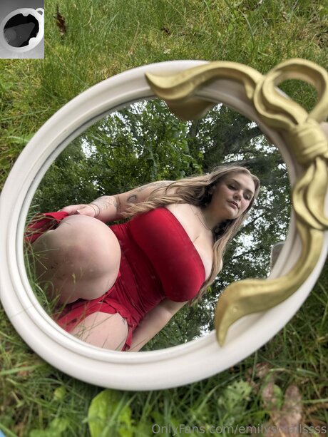 Emilysmallssss erotic actress picture