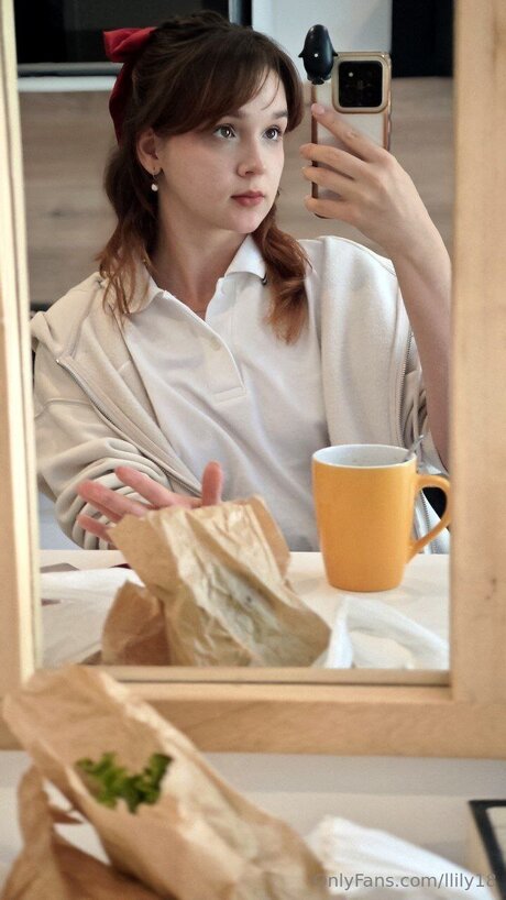 Llily18 model nude picture