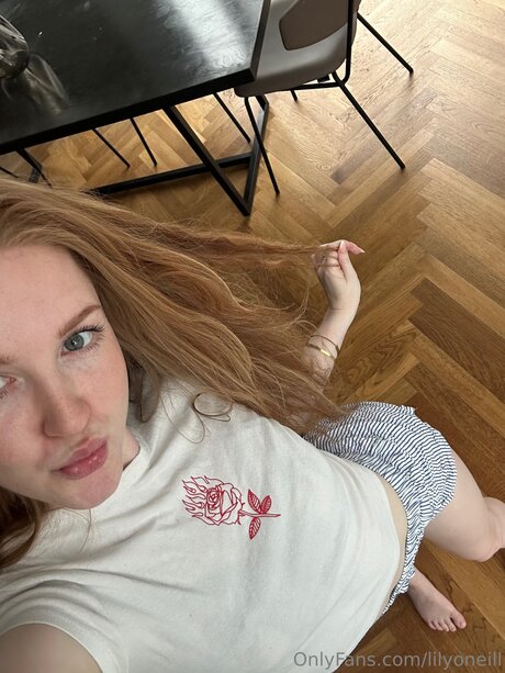 Lilyoneill model pornographic photos