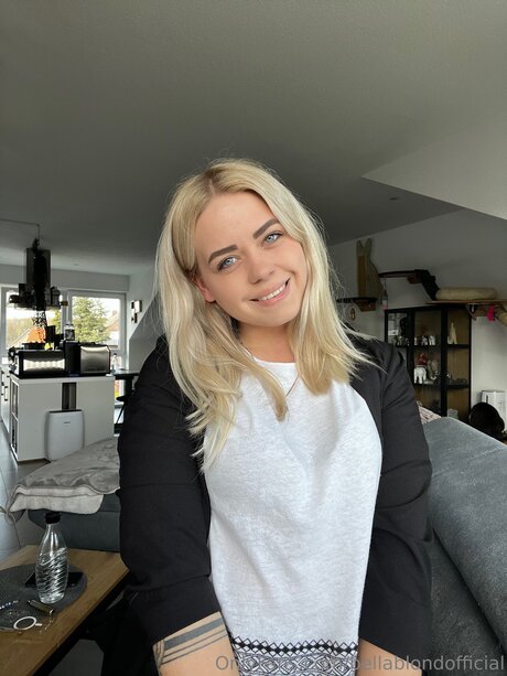 Bellablondofficial model hot pictures