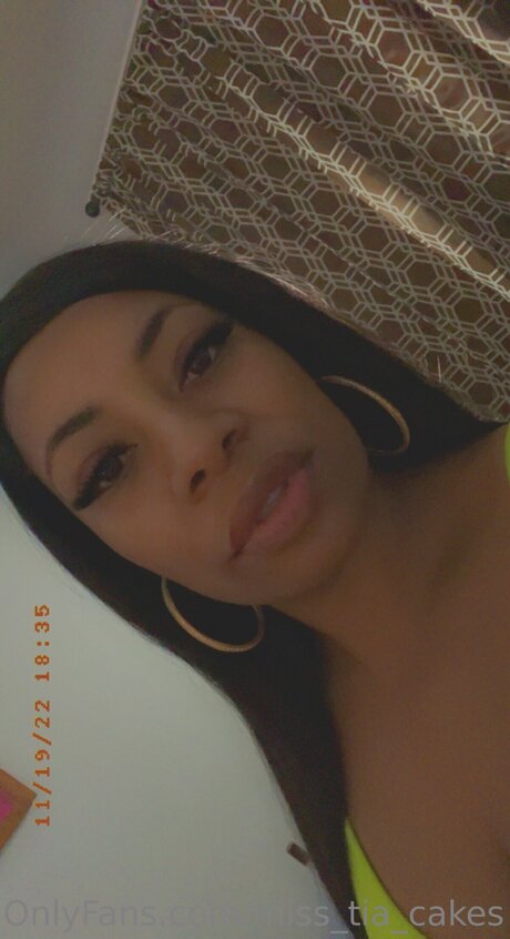 Miss Tia Cakes naked pornstar pictures