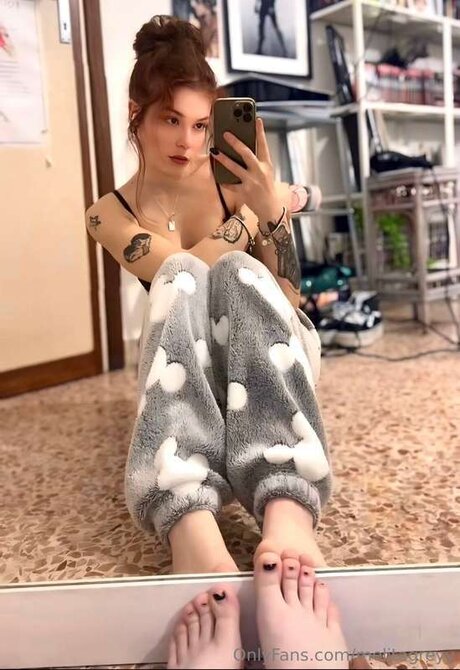 Melitagreyy nudes model image