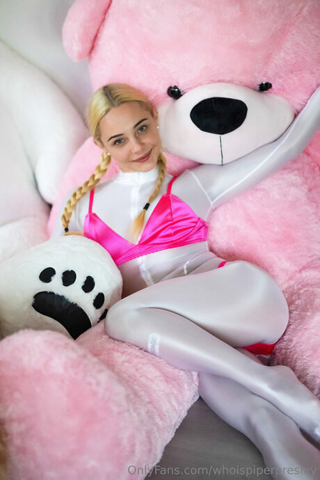 Whoispiperpresley model adult archive