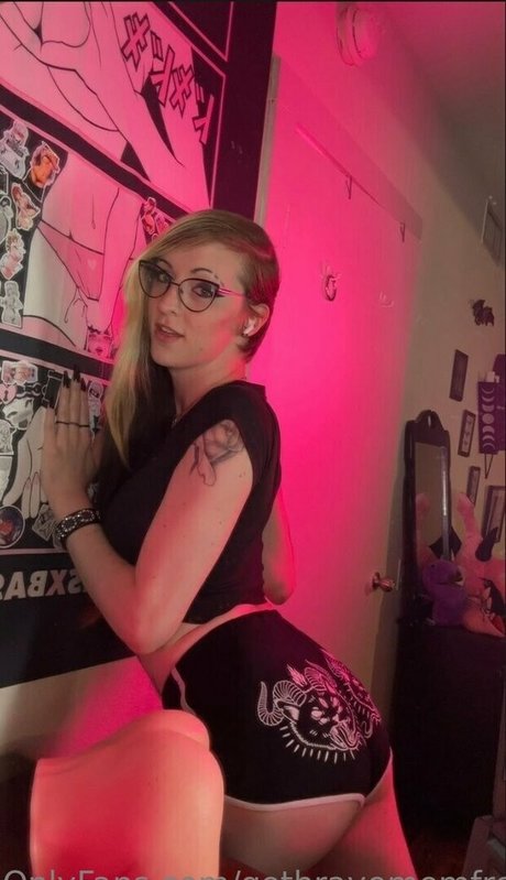 gothravemomfree sex star img