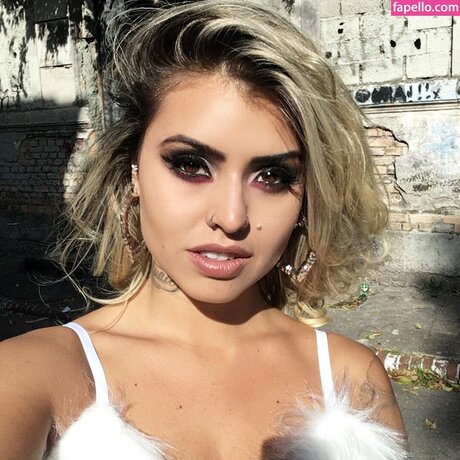 larimattes model sexy pic