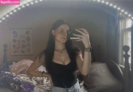 Emileesilvey pornstar pictures