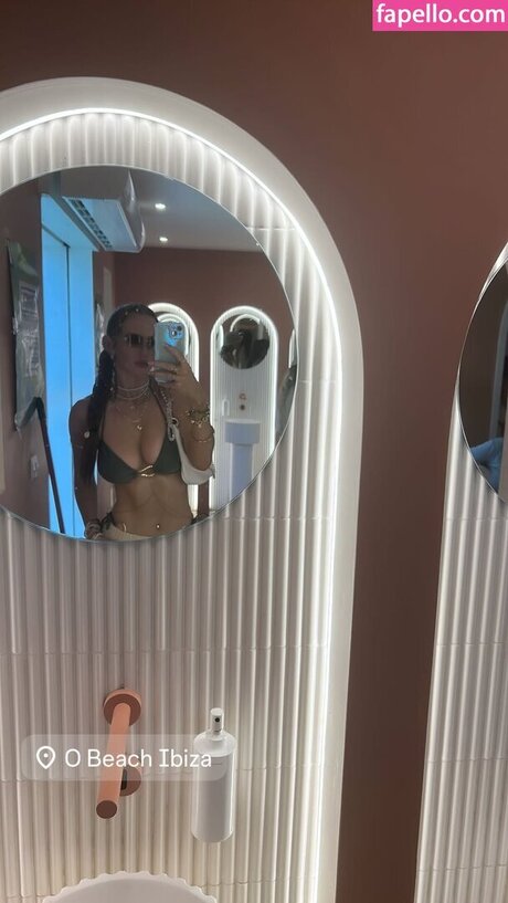 Malley Doherty star naked pic