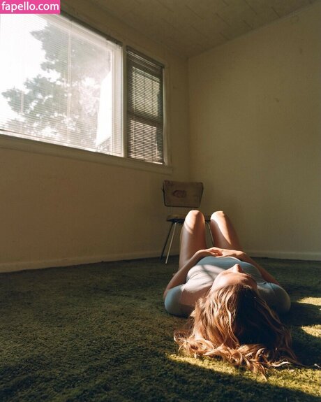 Maggie Rogers sexy model pics