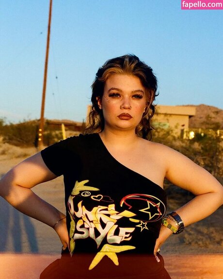 Lola Young star free picture