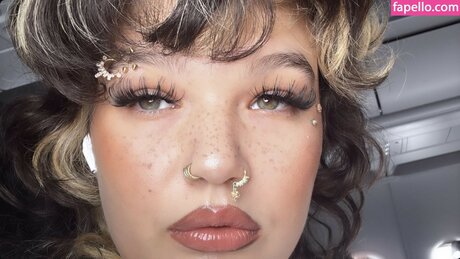 Lola Young model hot images