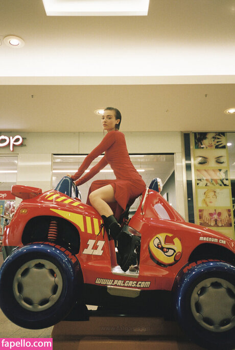 brown eyes kitty onlyfans sexy image