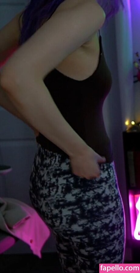 eating onlyfans nude image