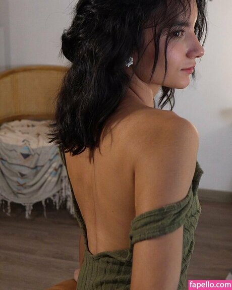 Ellelure erotic model pic