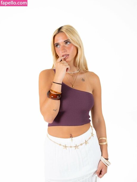 Iris Vallaranii star sexy photos