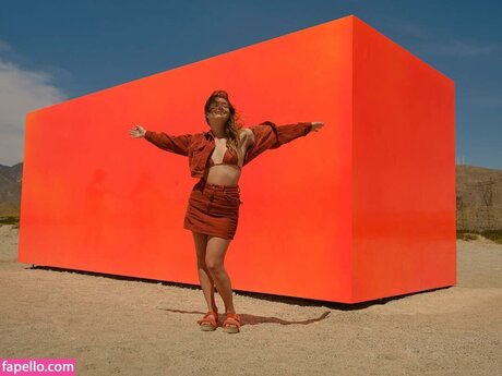 Billie Lourd star free picture