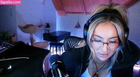 Honeyxxo nude star picture