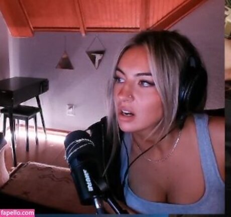 Honeyxxo sexy pornstar pics