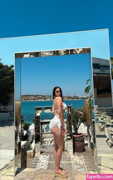 sseliingn adult star photo