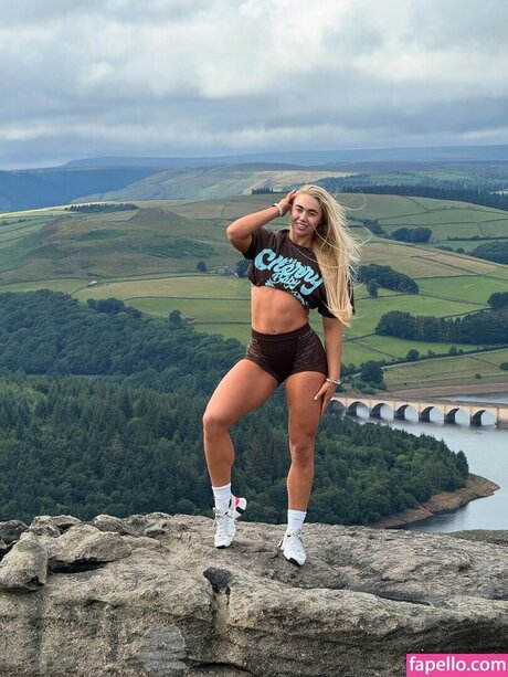 Livi Sheldon model perfect img