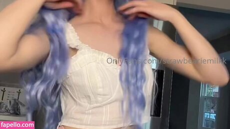 Strawbearie Milkk nudes actress photo