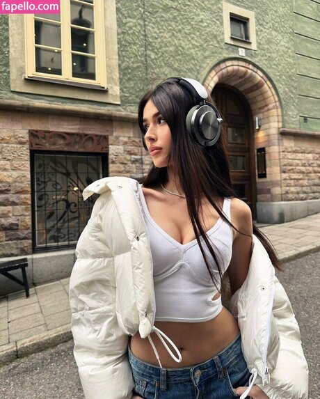 Roxie W giel high quality model photos