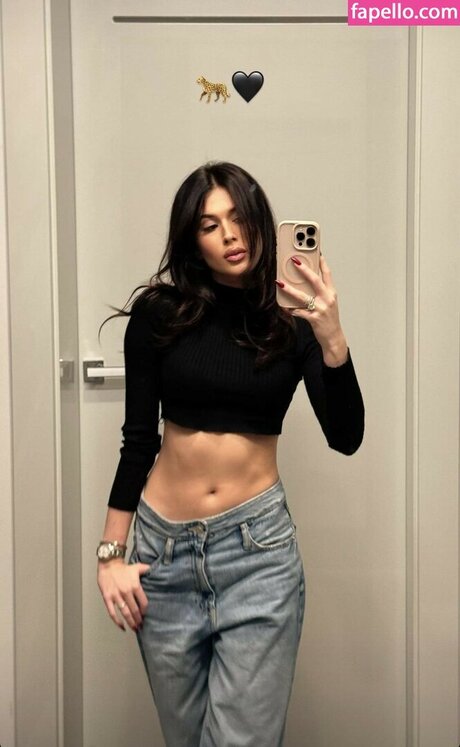 Roxie W giel porn model galleries