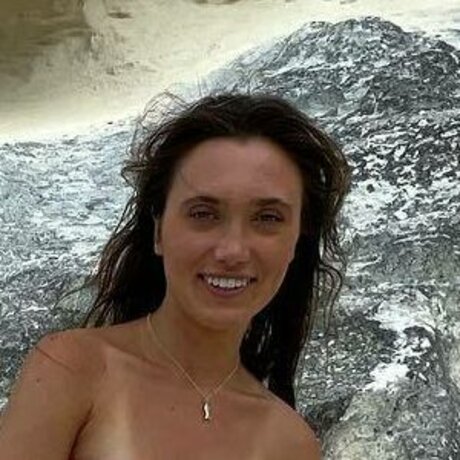 Hannah Meloche exclusive actress gallery