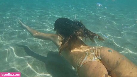 Hannah Meloche star sexy pics