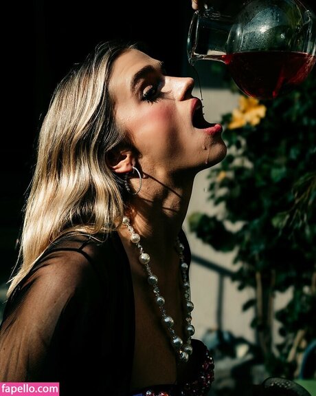 Sarah Hands xxx model picture