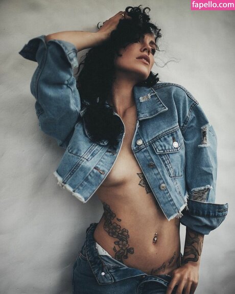 Miri Be adult model image