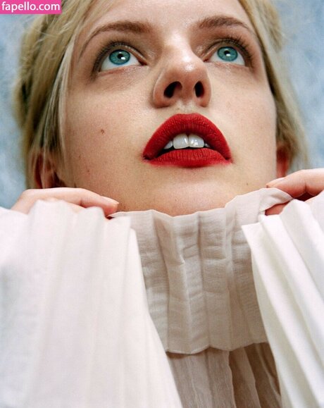 Elisabeth Moss pornographic actress galleries