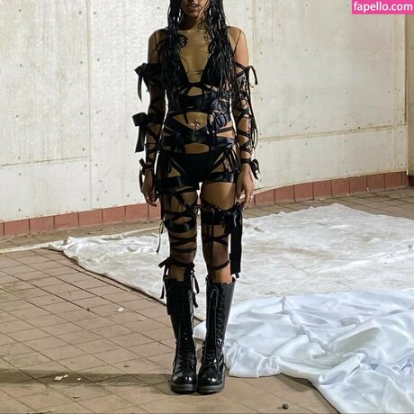 Aislinn Ritchie nude model images