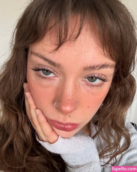 Holly Humberstone porn model photos