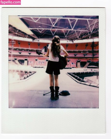 Holly Humberstone perfect model images