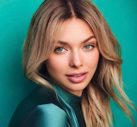 Bella Chadwick model beautiful galleries