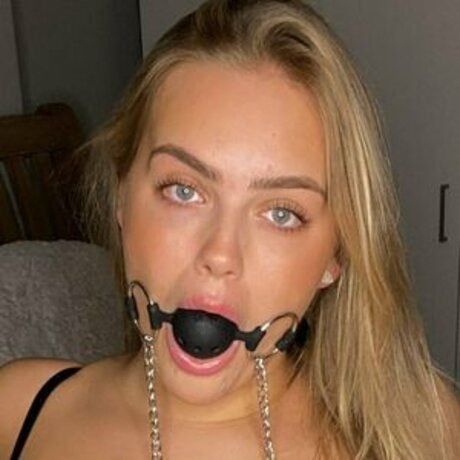 Harriet Barnes pornstar img