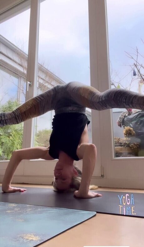 mirror onlyfans pornographic images