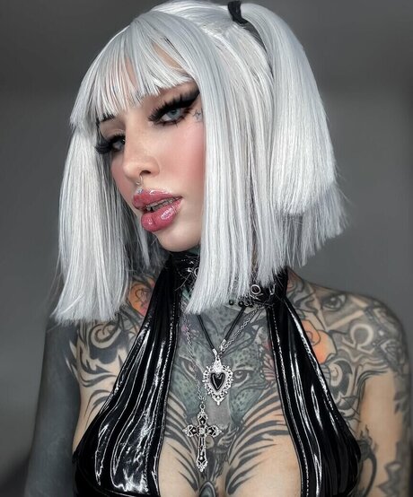 Divinajuventu pornstar adult img