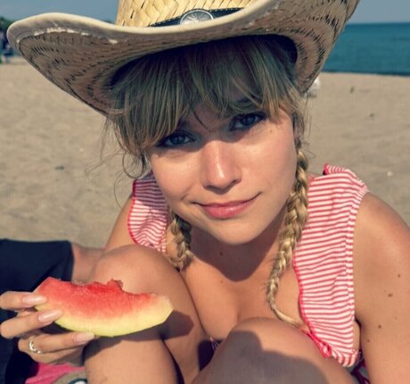 Ella Ballentine sexy pornstar pics