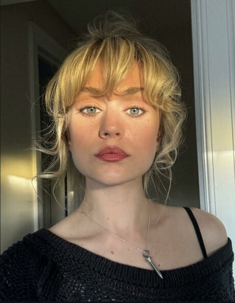 Ella Ballentine pretty model img