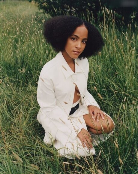 Lou Llobell naked model gallery