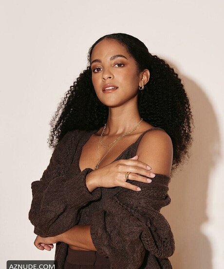 Lou Llobell star exclusive photos