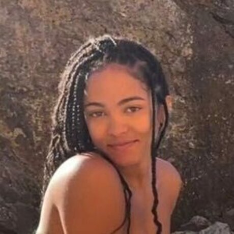 Lou Llobell erotic actress photo