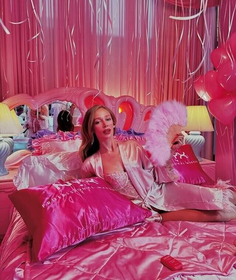 Yaren Alaca art star photos