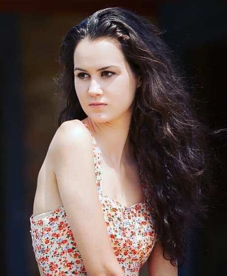 Sydney Watson star sexy image