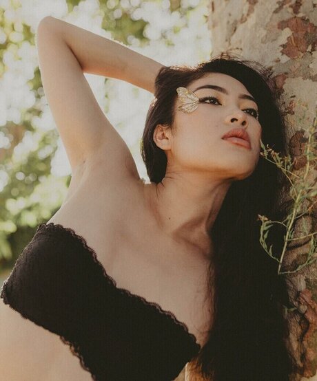 Allison Yellow top model picture