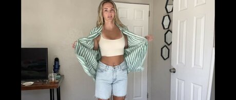 Beez ASMR model pornographic img