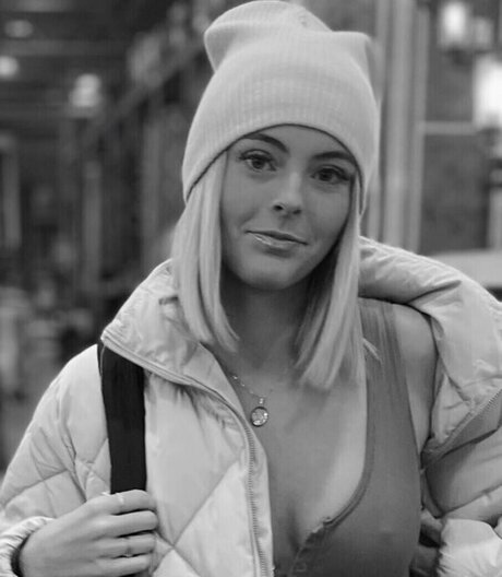 Beez ASMR pornstar adult photo