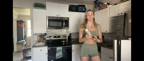 Beez ASMR perfect model image